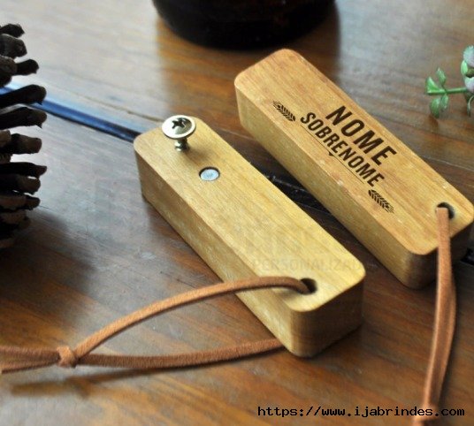 MINI ABRIDOR DE GARRAFAS EM MADEIRA